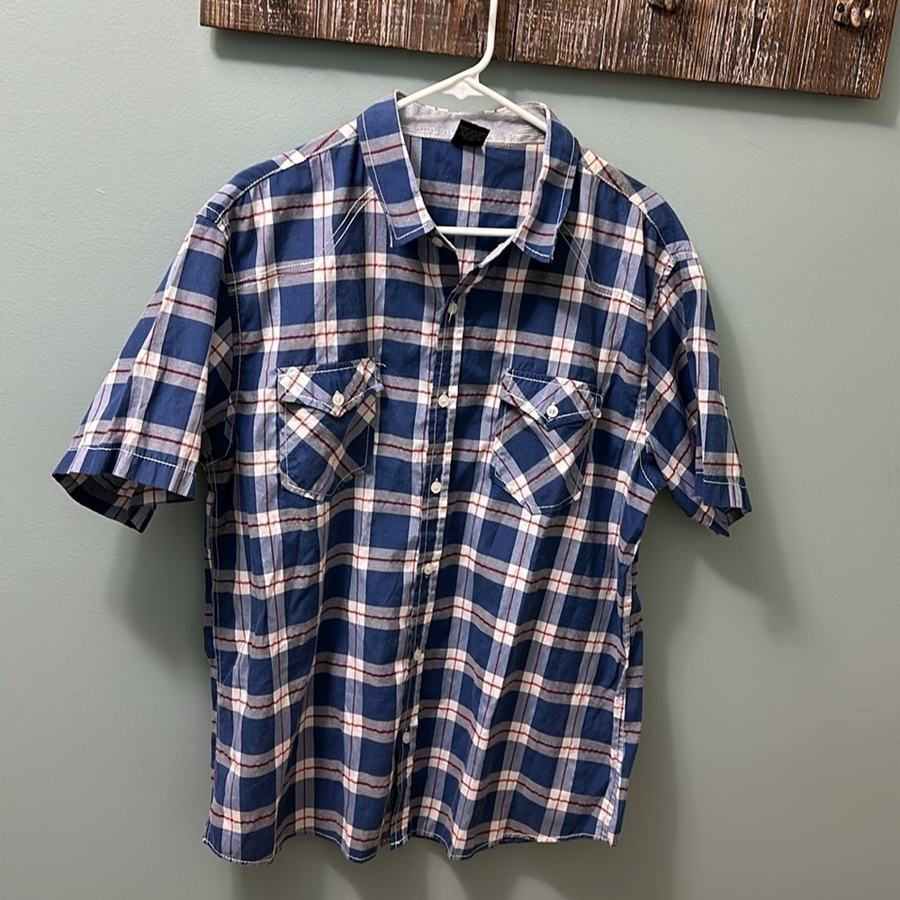 Vese Men’s XL button down shirt- short sleeve- red, blue, white